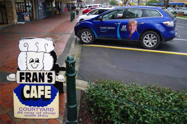 Kerbside advertising