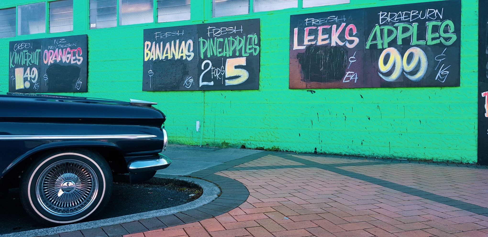 Kiwifruit. Oranges, bananas, pineapples, leeks, apples. Raleigh & Shakespeare. Leamington, Waikato, New Zealand. Saturday 11 August 2018. day 77