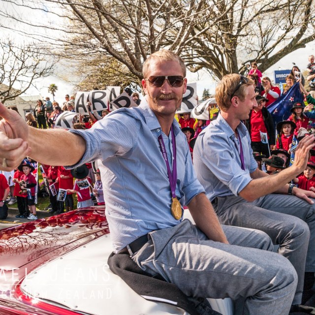 rowing pair Eric Murray and Hamish Bond greet their home town