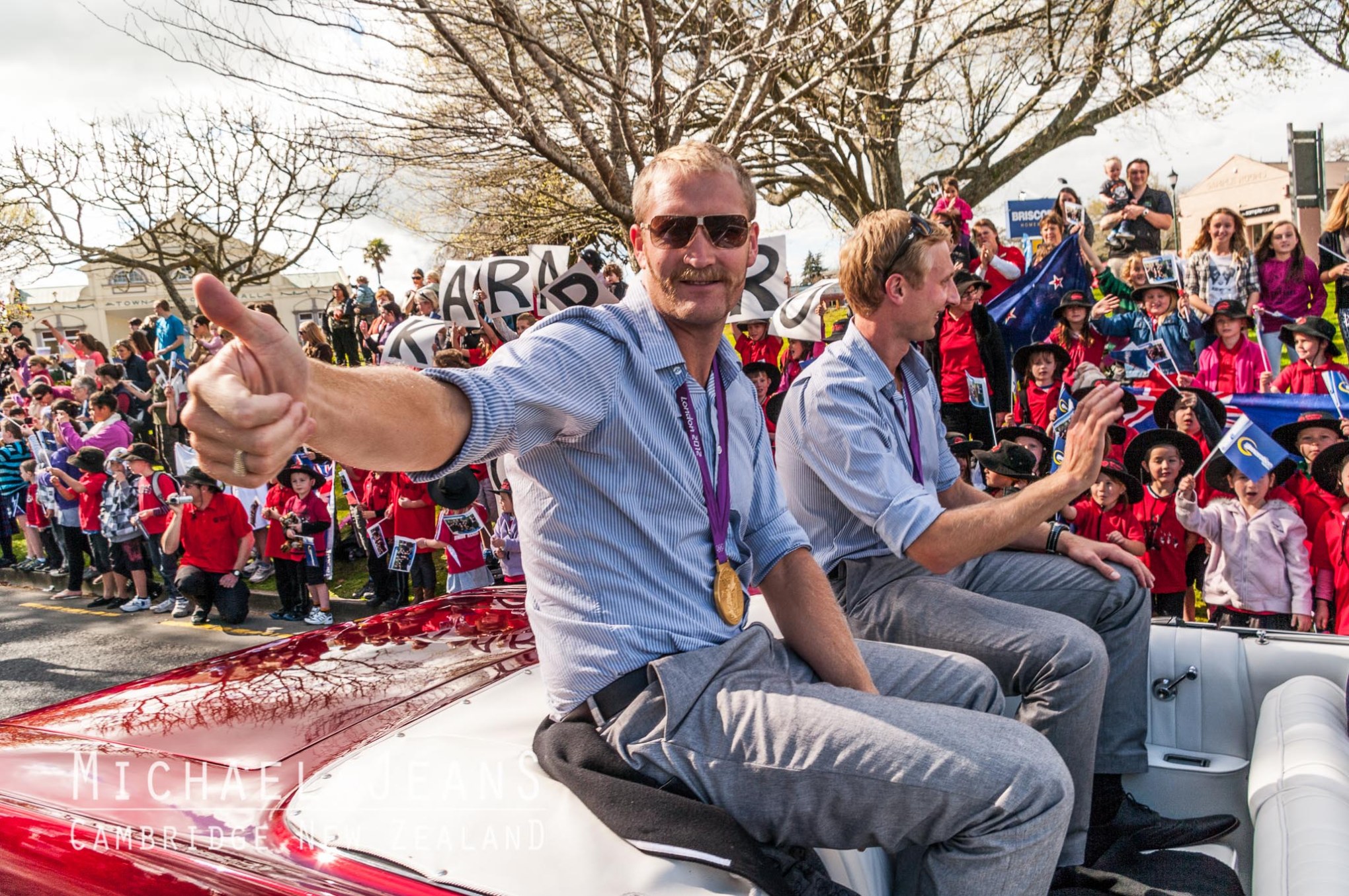 rowing pair Eric Murray and Hamish Bond greet their home town