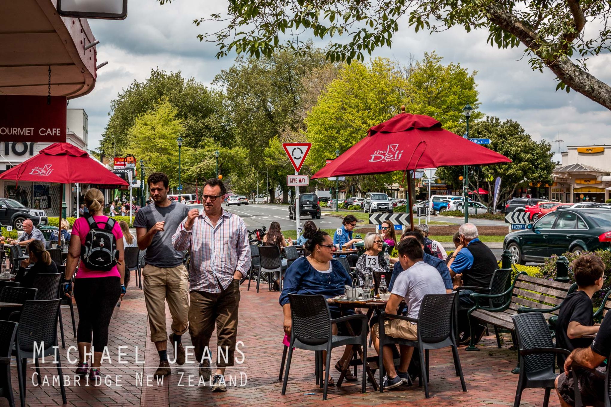 Alfresco diners The Deli On The Corner Victoria Street Cambridge New Zealand